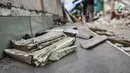 Alquran milik salah satu warga tergeletak di dekat puing rumah di Delta Serdang, Kemayoran, Jakarta, Rabu (4/11/2020). Penggusuran dilakukan sejak akhir Oktober dengan uang kompensasi sebesar Rp 24-30 juta per meter persegi tergantung luas lahan dan jenis bangunan. (merdeka.com/Iqbal S Nugroho)