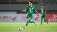 Motor serang Persebaya Surabaya, Marselino Ferdinan mampu tampil mengagumkan dengan mencetak empat gol dan tujuh assist dalam 23 pertandingan di BRI Liga 1 2021/2022. Pemuda 17 tahun itu diketahui memiliki peluang besar dipanggil Shin Tae-yong, (Bola.com/Bagaskara Lazuardi)