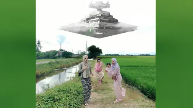 Mayoritas orang-orang akan melakukan foto keluarga dengan pose yang formal.