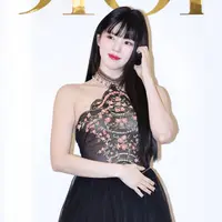 Aktris Han So Hee kembali mencuri perhatian publik dengan penampilannya di acara peluncuran 2024 Dior Beauty Holiday pop-up store yang digelar pada 6 Desember di Lotte World Mall, Songpa-gu, Seoul. Sebagai salah satu house ambassador Dior, Han So Hee memancarkan pesona elegan khasnya. [@xeesoxee].