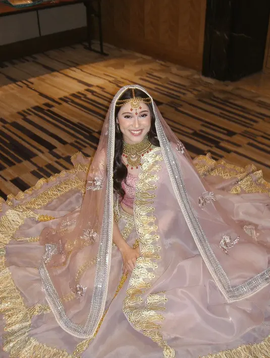 Di acara Diwali yang diselenggarakan oleh MD Entertainment, Yasmine tampil menawan dalam balutan kain sari bernuansa pink keemasan. Lengkap dengan aksesori berupa hair piece dan kalungnya, Yasmine menjelma menjadi princess India yang cantik jelita. [Foto: Instagram/yasminnapper]