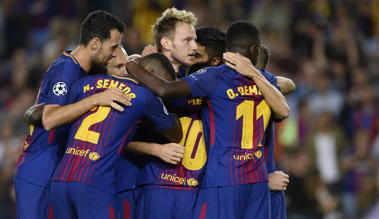 Para pemain Barcelona merayakan gol yang dicetak Ivan Rakitic ke gawang Juventus pada laga Liga Champions di Stadion Camp Nou, Katalonia, Selasa (12/9/2012). Barcelona menang 3-0 atas Juventus. (AFP/Josep Lago)