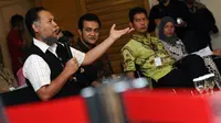 Bambang Widjajanto (wakil ketua KPK - kiri) serius memberikan tanggapan dalam diskusi bertema Pemilu Berintegritas Momentum Menuju Pemimpin yang Pro Pemberantasan Korupsi. (Liputan6.com/Helmi Fithriansyah)