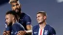 Penyerang PSG, Neymar (kiri) bersama Eric Maxim Choupo Moting merayakan kemenangan atas RB Leipzig pada semifinal Liga Champions di Estadio da Luz, Lisbon, Selasa (18/8/2020). PSG melaju ke final Liga Champions setelah mengalahkan Leipzig tiga gol tanpa balas. (Manu Fernandez/POOL/AFP)