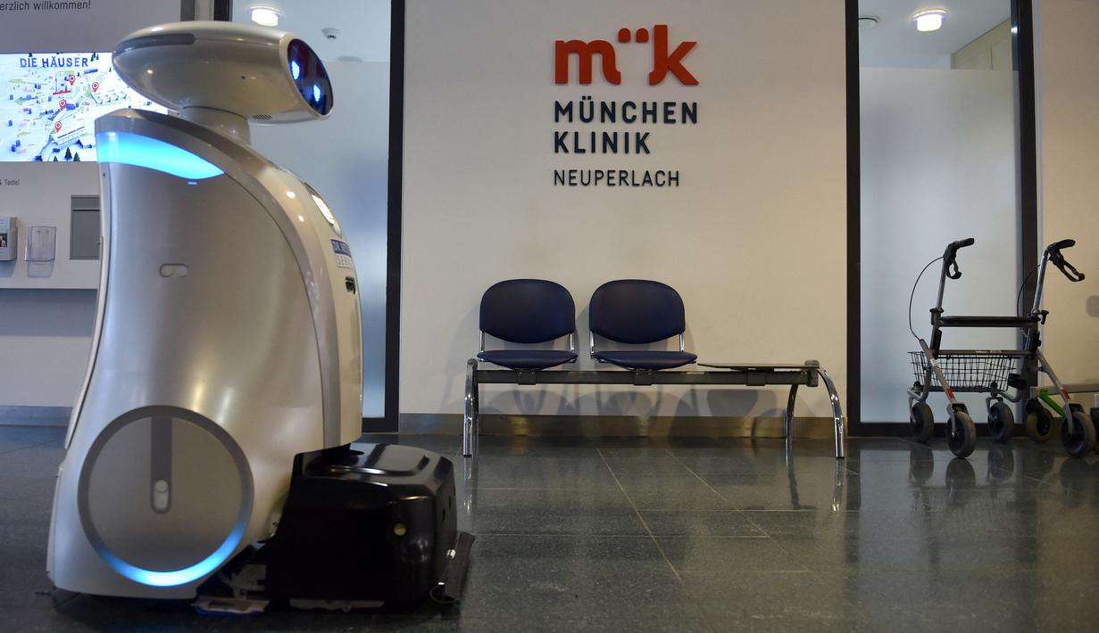 Robot pembersih 'Franzi' membersihkan area pintu masuk rumah sakit di Munich Neuperlach, Jerman selatan pada 12 Februari 2021. Robot pembersih Franzi selalu memastikan lantai bersih di rumah sakit Munich tempatnya bekerja. (Photo by Christof STACHE / AFP)