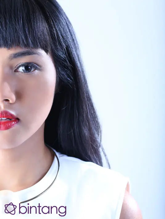 Yura pun menyisipkan sebuah lagu berbahasa Sunda sebagai ‘campaign’ di album debutnya untuk mencintai budaya sendiri. Ia ingin memberi ‘insight’ baru bagi para remaja yang mungkin lebih hapal lagu-lagu Korea atau mancanegara. (Febio Hernanto/Bintang.com)