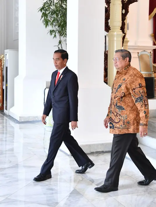 Presiden Joko Widodo menerima kunjungan Presiden RI ke-6 Susilo Bambang Yudhoyono di Istana Merdeka, Jakarta,  Jumat (27/10). Dalam pertemuan ini Jokowi mengenakan setelan jas lengkap dan SBY memakai batik. (Laily Rachev / Biro Pers Setpres)