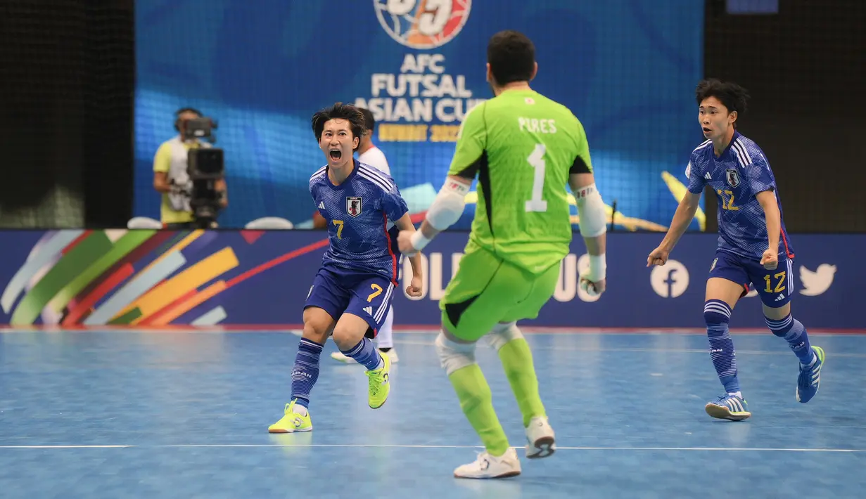Namun saat laga tersisa 7 menit Jepang berhasil mencetak 2 gol untuk berbalik unggul 2-1. Gol pertama dicetak oleh Sora Kanazawa dengan sepakan mendatar yang melewati kolong kaki rekannya hingga menghalangi pandangan kiper Muhammad Nizar Nayaruddin. (AFC)