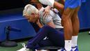 Hakim garis tampak kesakitan usai terkena bola pukulan Novak Djokovic pada AS Terbuka, di Flushing Meadows, Senin (7/9/2020). Djokovic didiskualifikasi karena memukulkan bola tenis ke arah hakim garis. (AP/Seth Wenig)