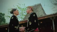 5 Potret Alyssa Daguisse dan Al Ghazali Berbalut Busana Adat Jawa di MV Terbaru Dewa 19