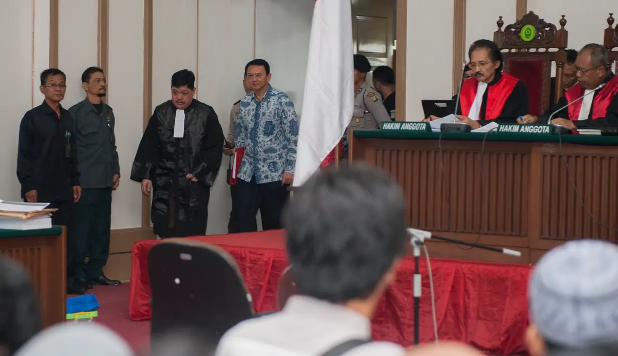 Basuki Tjahaja Purnama (Ahok) memasuki ruang sidang di Auditorium Kementerian Pertanian, Jakarta Selatan, Selasa (10/1). Sidang kelima kasus dugaan penistaan agama tersebut beragendakan pemeriksaan saksi-saksi dari JPU. (Liputan6.com/Hendra Setyawan/Pool)