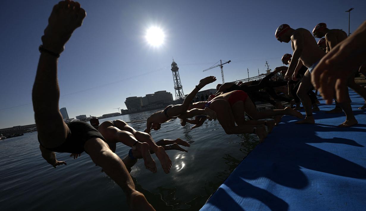 Sebanyak sekitar 300 peserta berlomba renang sejauh 200 meter saat mengikuti tradisi lomba renang unik saat natal di pelabuhan tua Barcelona (Port Vell Barcelona), Spanyol, Senin (25/12/2023) waktu setempat. (AFP/Josep Lago)