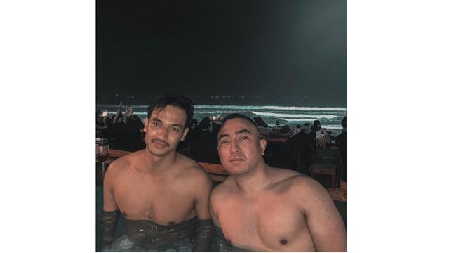 Pria yang dikabarkan menjadi suami Vanessa Angel ini ternyata teman dari sang mantan kekasih, Bibi Ardiansyah.