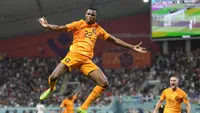 Pemain Timnas Belanda, Denzel Dumfries melakukan selebrasi usai mencetak gol ketiga Belanda ke gawang Timnas Amerika Serikat dalam laga babak 16 besar Piala Dunia 2022 di Khalifa International Stadium, Doha, Qatar, Sabtu (3/12/2022) malam WIB. (AP/Ashley Landis)