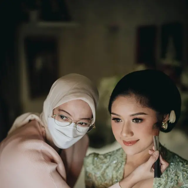 Erina Gudono kenakan kebaya hijau (Bridestory/MORDEN)