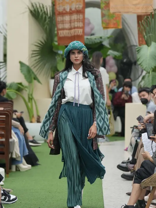 Nuansa warna hijau dan merah yang identik dengan musim perayaan dan kemeriahan bisa menjadi opsi tampilan Natal dan Tahun Baru 2023 yang berbeda.