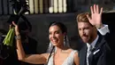 Bek Real Madrid, Sergio Ramos dan Pilar Rubio menyapa awak media setelah upacara pernikahan mereka di Sevilla, Spanyol (15/6/2019). Ramos resmi menikahi kekasihnya Pilar Rubio setelah berpacaran sejak 2012. (AFP Photo/Cristina Quicler)