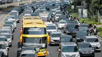 Kendaraan melintas di kawasan Jalan Jenderal Sudirman, Jakarta, Rabu (31/7/2019). Gubernur Anies Baswedan menyampaikan sistem pembatasan kendaraan berdasarkan nomor polisi ganjil dan genap menjadi salah satu rencana Pemprov DKI Jakarta mengatasi polusi udara di Jakarta. (Liputan6.com/Faizal Fanani)