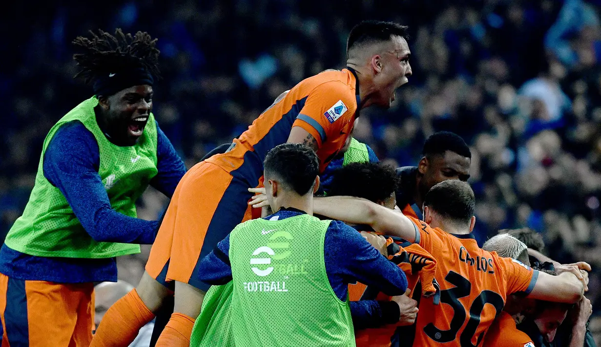 Para pemain Inter Milan melakukan selebrasi usai Davide Fratesi mencetak gol kemenangan ke gawang Udinese pada laga Liga Italia 2023/2024 di Stadion Friuli - Dacia Arena, Udinese, Italia, Selasa (09/04/2024) WIB.  (AFP/Filippo Monteforte)