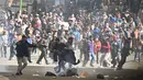 Para demonstran bentrok dengan petugas polisi Bolivia selama unjuk rasa menentang Presiden Rodrigo Paz di La Paz pada 25 Mei 2026. (Marvin RECINOS/AFP)