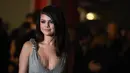 Selena Gomez selalu tampil di   depan publik dengan busana seksi   dan riasan wajah yang mencolok.   Mantan kekasih justin Bieber itu   terlihat berwajah lebih dewasa   dari remaja seumurannya. (Jason Kempin/Getty Images for LACMA/AFP)