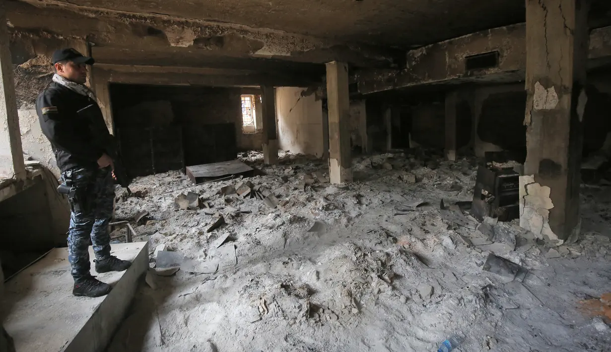 Pemandangan yang memprihatinkan dari Museum Mosul, Suriah, Senin (13/3). Diduga militan ISIS menghancurkan Museum Mosul saat mereka berkuasa di Mosul, Suriah, Senin (13/3). (AFP PHOTO/AHMAD AL-RUBAYE)