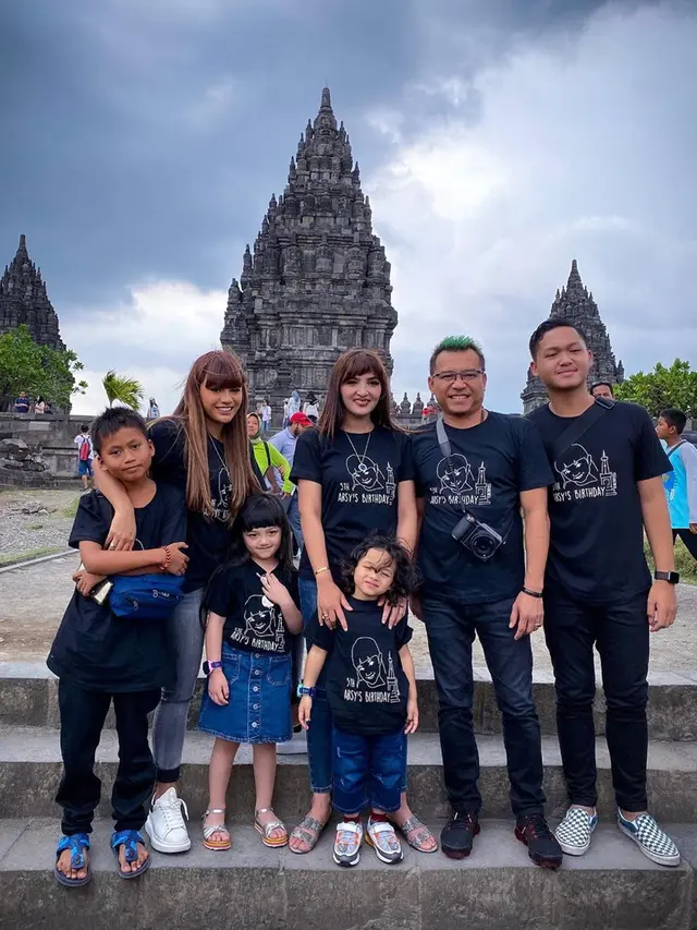 6 Potret Perayaan Ulang Tahun Arsy di Candi Prambanan, Seru Banget