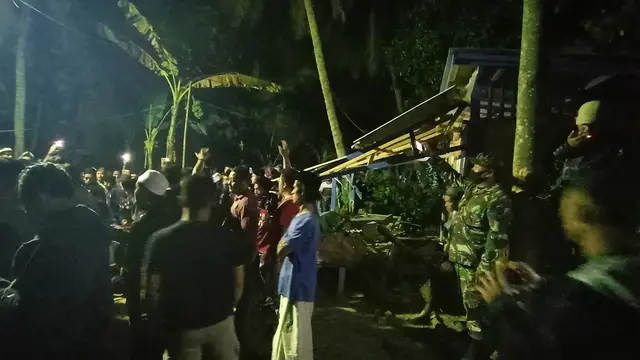 Massa merusak Ponpes lantaran marah terjadi dugaan pencabulan santriwati oleh pengasuhnya. (Foto: Liputan6.com/Yandhi Deslatama)