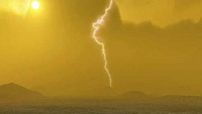 Atmosfer bagian atas Venus terdiri dari sulfur-dioksida dan tetesan asam sulfat yang jatuh ke permukaan sebagai hujan. (European Space Agency/J. Whatmore)