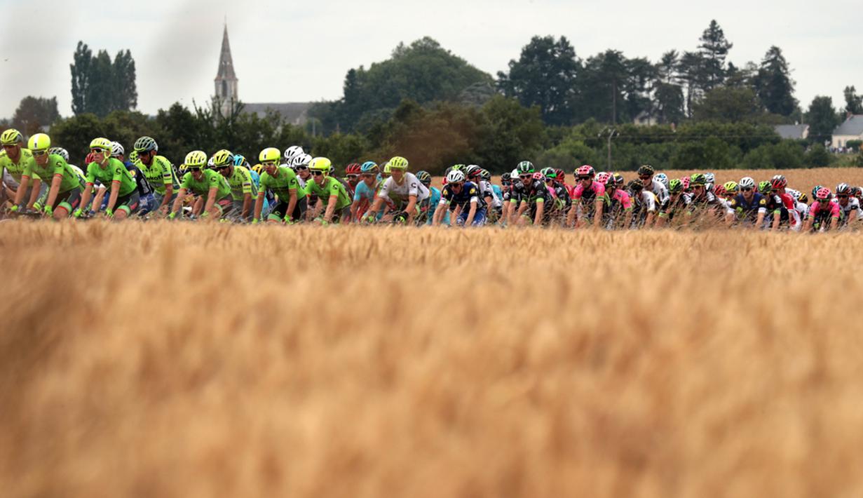 Para pebalap sedang beraksi pada Etape 3 Tour de France berjarak 223,5 km antara Granville dan Angers, (4/7/2016). (AFP/Kenzo Tribouillard)