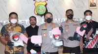 Satresnarkoba Polres Metro Jakarta Barat menangkap dua pengedar narkoba jenis sabu dan ganja di Kampung Ambon. (Foto: Istimewa).