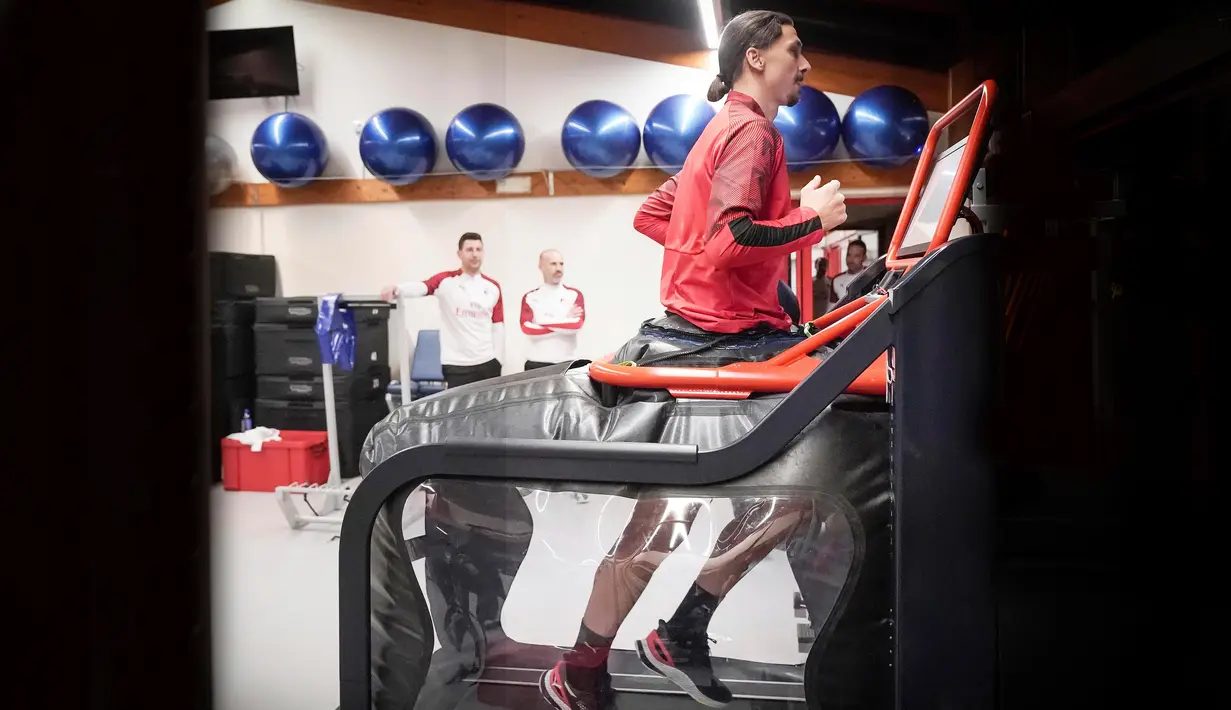 Zlatan Ibrahimovic berlatih di pusat olahraga AC Milan Milanello, Italia, Kamis (2/1/2020). Striker berusia 38 tahun ini kembali memperkuat AC Milan setelah delapan tahun meninggalkannya. (Claudio Furlan/LaPresse via AP)