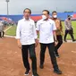 Presiden Jokowi meninjau langsung kondisi Stadion Kanjuruhan di Kabupaten Malang, Rabu (5/10/2022). (AFP/Handout/Indonesia Presidential Palace)