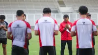 Pelatih Timnas Indonesia U-20, Indra Sjafri memimpin doa pada latihan hari Rabu (15/01/2025). (Muhammad Iqbal Ichsan/Bola.com)