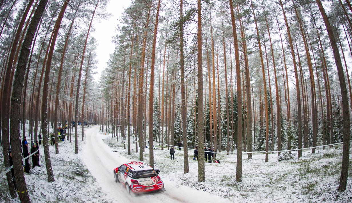 Pereli Irlandia, Craig Breen, beraksi di SS 10 Reli Swedia di Fredriksberg, Swedia, (13/2/2016). (AFP/Jonathan Nackstrand)