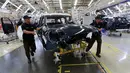 Teknisi memindahkan kerangka MINI Countryman di pabrik perakitan Gaya Motor, Sunter, Jakarta, Kamis (6/9). New Mini Countryman rakitan Indonesia terdiri dari New Mini Cooper Countryman dan New Mini Cooper S Countryman Sports. (Liputan6.com/Fery Pradolo)