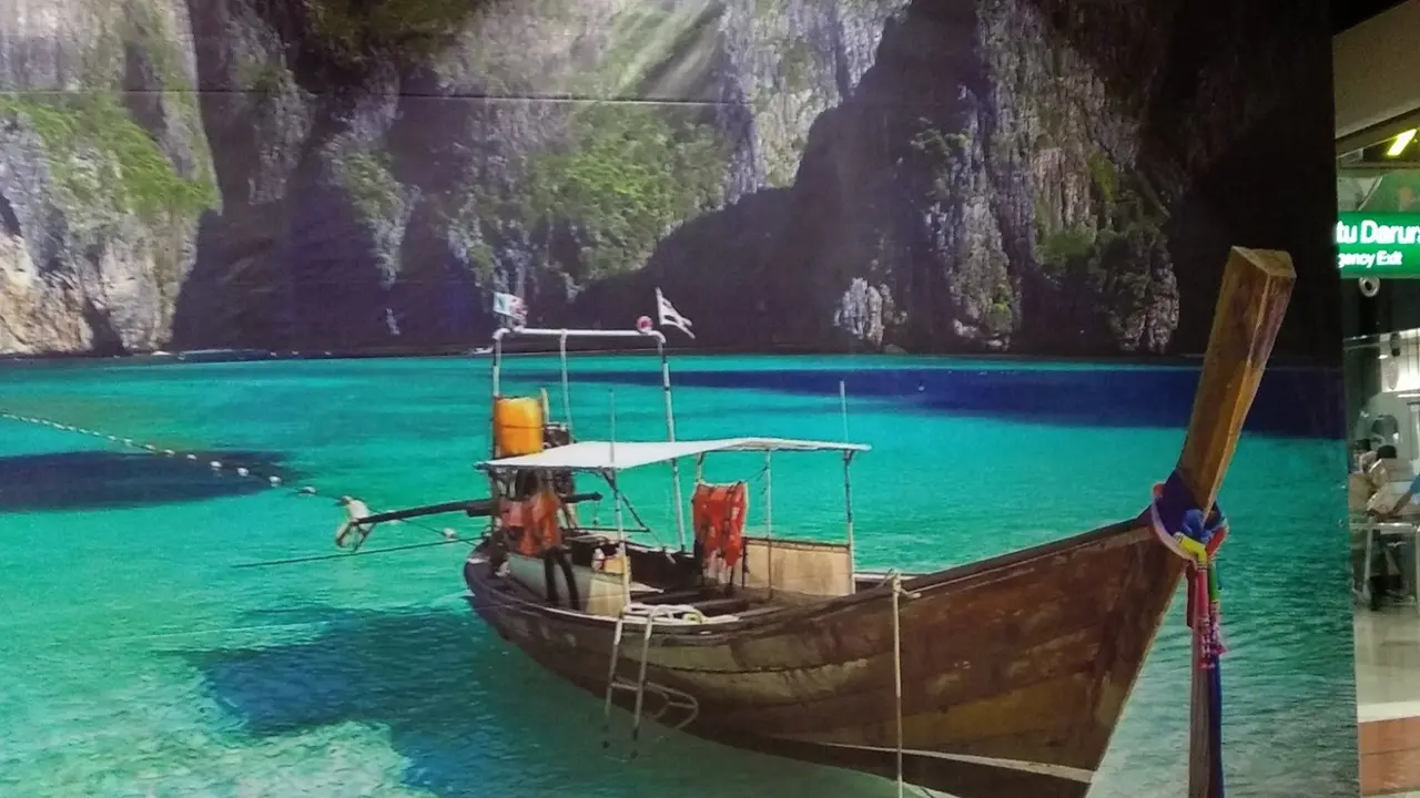 Klarifikasi Kemenpar soal Insiden Salah Pasang Foto Raja Ampat di Bandara Soetta