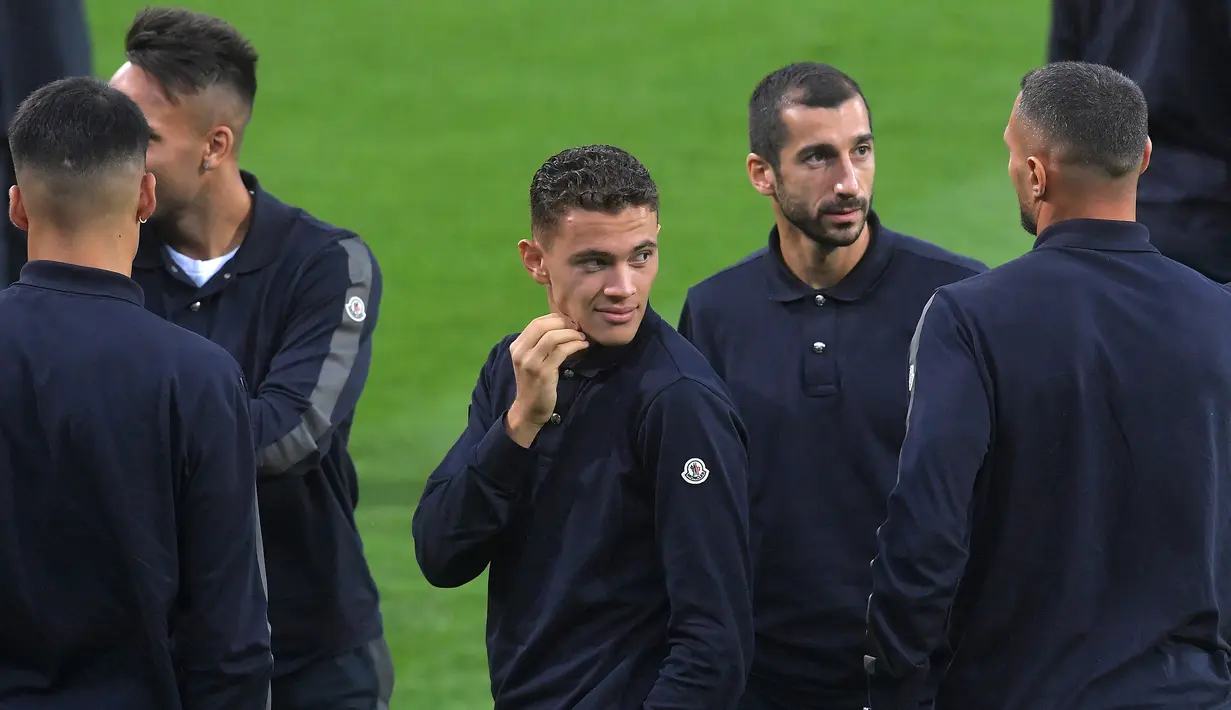 Kristjan Asllani (tengah). Gelandang Albania berusia 20 tahun yang sejak awal musim 2021/2022 memperkuat Empoli usai dipromosikan dari tim yunior Empoli ini dipinjamkan ke Inter Milan selama 1 musim pada awal musim 2022/2023 dengan biaya sebsar 4 juta euro atau setara Rp58 miliar dengan kewajiban mempermanenkannya di musim depan. Bersama Inter Milan ia telah tampil 3 kali di ajang Serie A dan Liga Champions. (AFP/Michal Cizek)