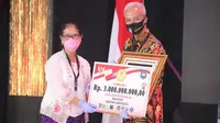 Penghargaan Inovasi Daerah Dalam Tatanan Normal Baru diterima oleh Gubernur Jawa Tengah Ganjar Pranowo dari Sekretaris Kementerian Pariwisata dan Ekonomi Kreatif (Sektor Tempat Wisata).