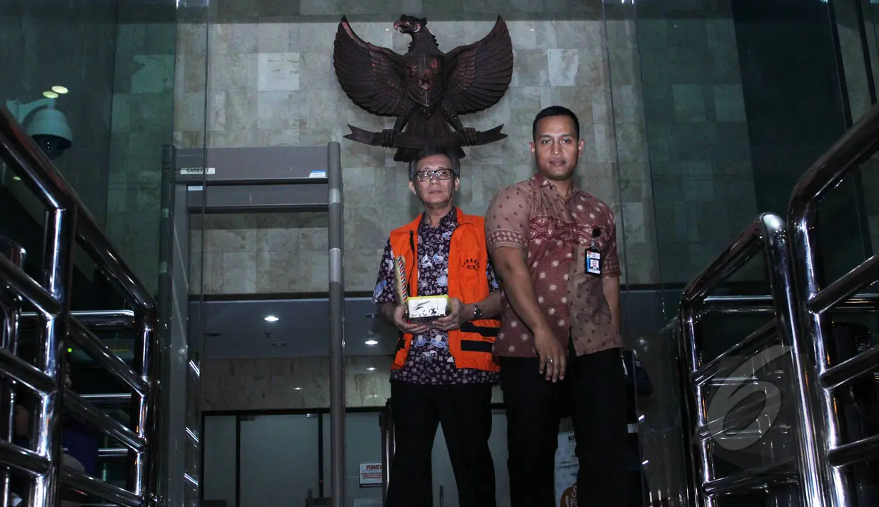 Sherman Rana Khrisna (kiri) saat keluar dari Gedung KPK, Jakarta, Jumat, (8/5/2015). KPK menahan Sherman terkait kasus ke Badan Pengawas Perdagangan Berjangka Komoditi . (Liputan6.com/Helmi Afandi)