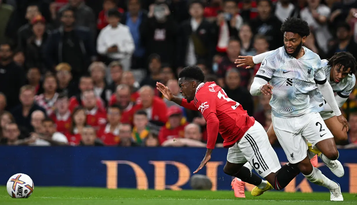 Bek Liverpool Trent Alexander-Arnold (kanan) mendapat kartu kuning atas pelanggarannya terhadap penyerang Manchester United  Anthony Elanga (kiri) pada laga pekan ketiga Liga Inggris di Stadion Old Trafford, Selasa (23/8/2022) dini hari WIB. Secara luar biasa MU menang perdana di Liga Inggris musim 2022/2023 dengan mengalahkan rival abadi Liverpool 2-1. (Photo by Paul ELLIS / AFP)