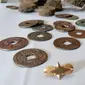 Temuan sebuah perhiasan emas dan uang koin kuno Tiongkok peninggalan desa kuno Majapahit (Liputan6.com/Zainul Arifin)