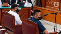 Terdakwa kasus dugaan penganiayaan terhadap David Ozora, Mario Dandy Satriyo (kanan) dan Shane Lukas menjalani sidang lanjutan di Pengadilan Negeri Jakarta Selatan, Jakarta, Selasa (13/6/2023). Sidang tersebut beragendakan mendengarkan keterangan empat orang saksi, salah satunya adalah ayah David Ozora, Jonathan Latumahina. (Liputan6.com/Angga Yuniar)