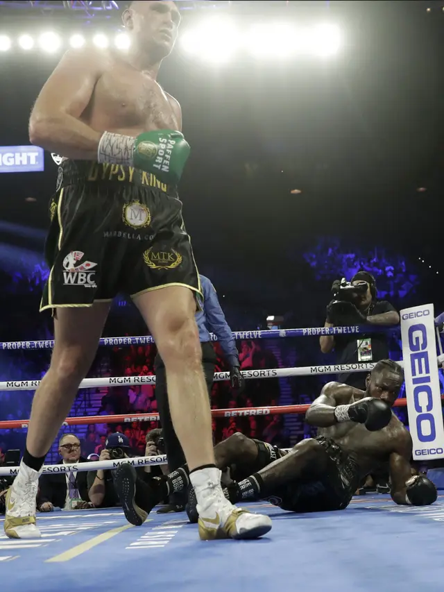 Hajar Deontay Wilder, Tyson Fury Rebut Gelar WBC