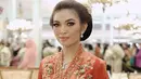 Selvi Ananda juga kerap menyanggul rambutnya, seperti saat mengenakan kebaya orange berpayet.  (@selvie_ananda_)