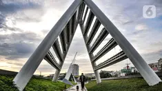Warga saat berkunjung ke taman Tarum Bhagasasi, Kalimalang, Bekasi, Jawa Barat, Senin (14/2/2022). Proyek revitalisasi Kalimalang tahap I yang digadang-gadang mirip dengan Sungai Cheonggyecheon di Seoul Korea Selatan itu telah rampung meski belum dibuka untuk umum. (merdeka.com/Iqbal S. Nugroho)