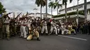 Anggota Komunitas Roode Brug Soerabaia dan Reenactor Indonesia berpartisipasi dalam reka ulang Pertempuran Surabaya, di Surabaya pada Minggu 2 November 2025. Aksi itu memicu baku tembak sengit, dengan efek ledakan dan petasan yang menambah suasana tegang. (Juni KRISWANTO/AFP)