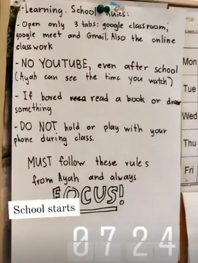 Dian Sastrowardoyo mendampingi kedua anaknya kembali sekolah usai libur lebaran. (Foto: Instagram Stories @therealdisastr)