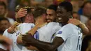 Gelandang, Riyad Mahrez melakukan selebrasi bersama rekan-rekannya usai mencetak gol kegawang Club Brugge pada Liga Champions grup G di Satdion Jan Breydel, Belgia, (15/9). Mahrez mencetak dua gol dan membawa Leicester menang 3-0. (Reuters/Eric Vidal)