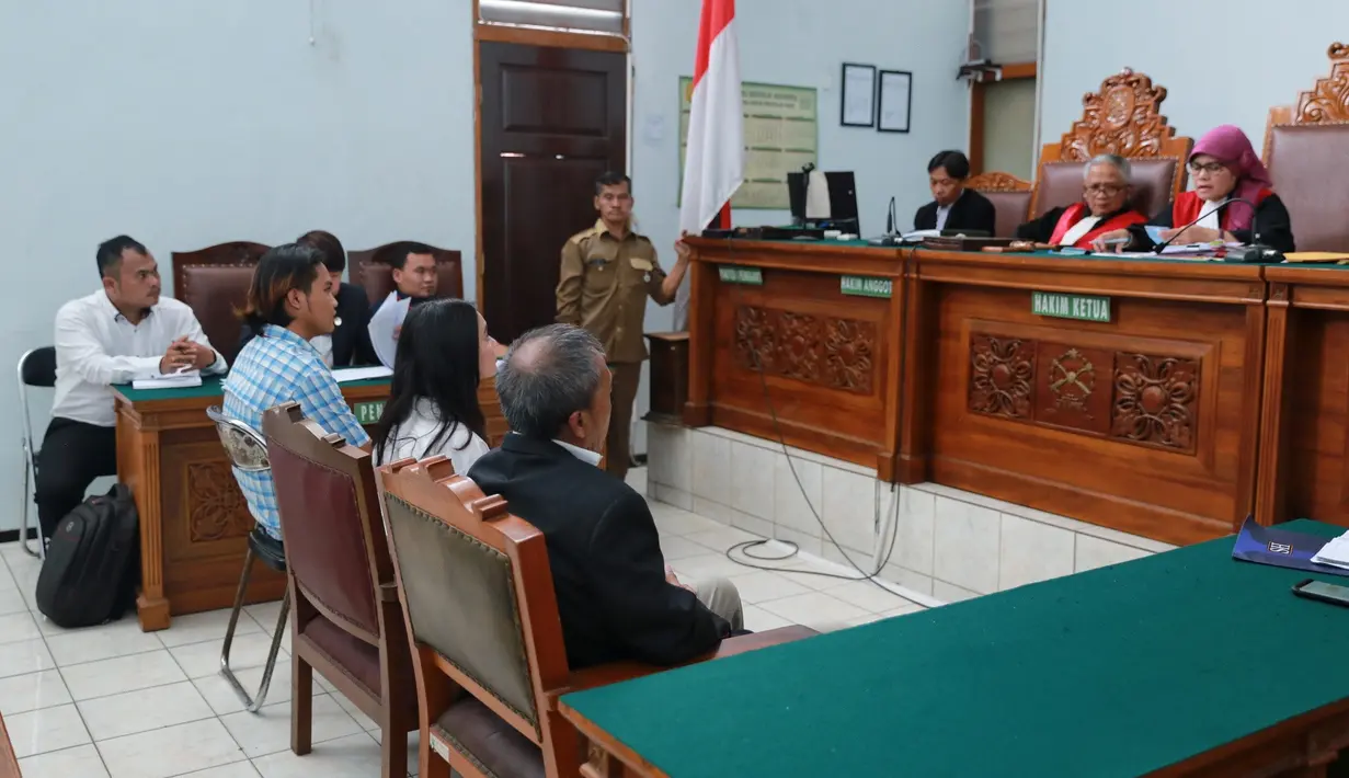 Di ruang sidang yang di gelar di Pengadilan Negeri Jakarta Selatan, Senin, Dhea duduk bersama dua orang lain yang juga diajukan sebagai saksi. (Adrian Putra/Bintang.com)